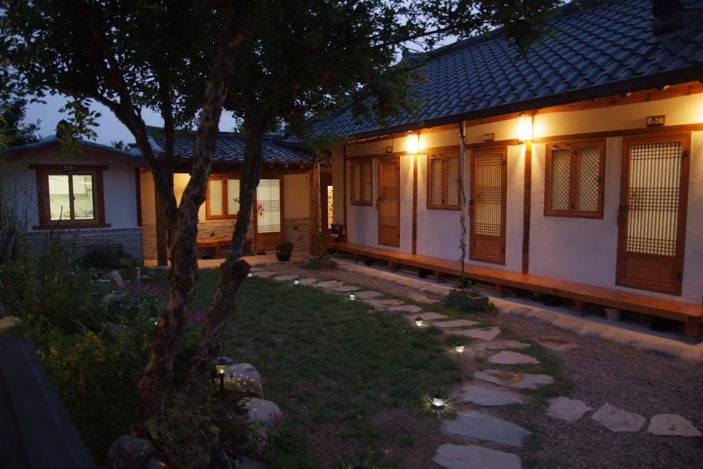 Floral Space Hanok Guesthouse Гиеонгджу Екстериор снимка